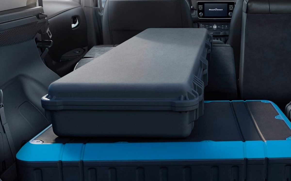 Détail du rabattement 60/40 des sièges arrière de la Nissan Leaf pour les longs objets.